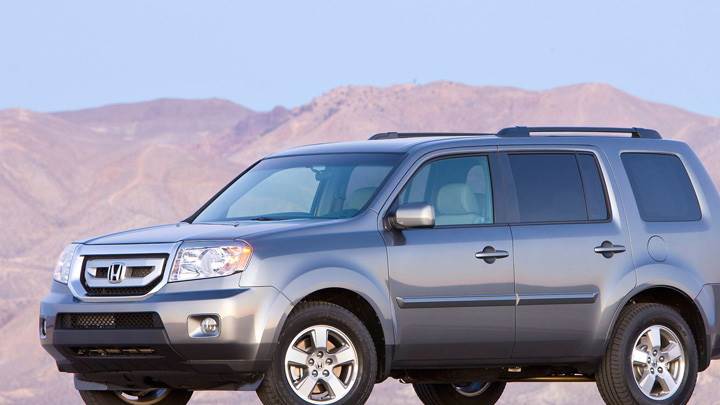 2010 Honda Pilot In Grey Near Mountains